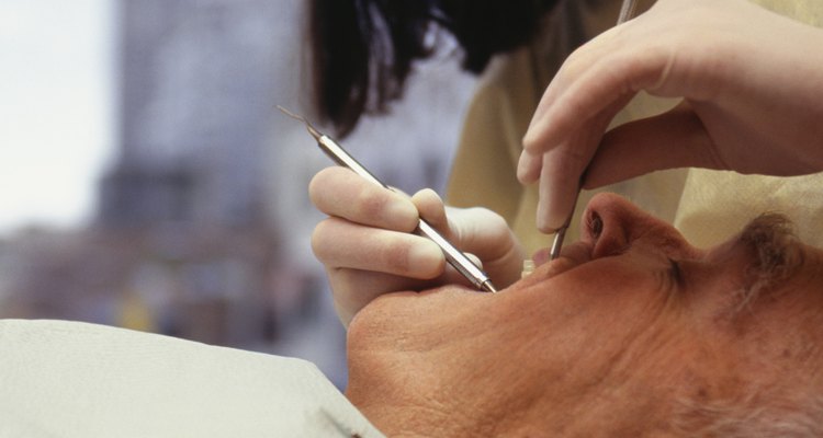 O dentista deve colocar a coroa provisória antes de pôr a permanente