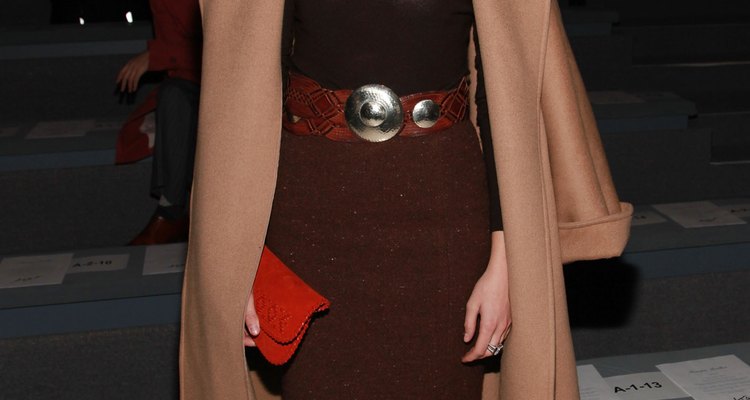 Lauren Remington Platt usa medias de color marrón con falda marrón en la feria de moda de otoño Monique Lhuilier de 2011.