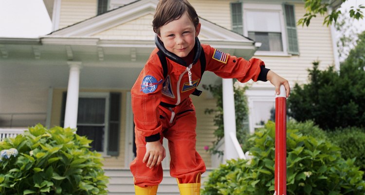 Busca un traje de astronauta para ayudar a tu hijo con sus exploraciones imaginarias.
