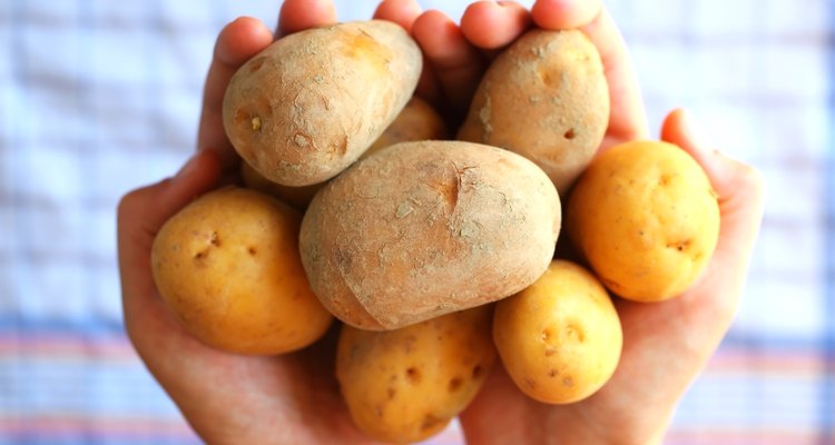 Se as batatas estiverem fervidas, descascá-las deixará de ser um martírio