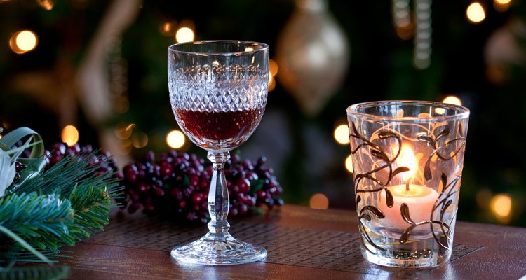 Una copa de vino dulce en una mesa festiva.