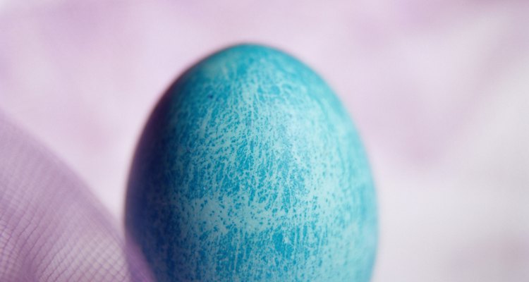 Teñir huevos es una actividad de Pascua.