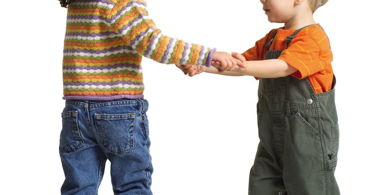 Ponle música alegre, agradable para los chicos y baila con tu niño pequeño.