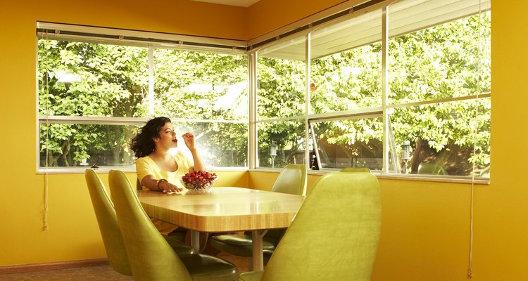 Cores vivas como o verde limão ou amarelo podem ajudar um espaço pequeno e escuro parecer maior