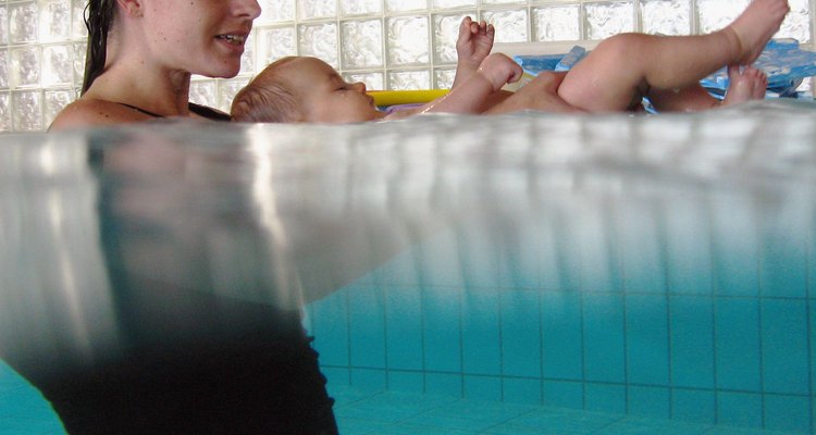 Practica algunas habilidades, como flotar en la tina, antes de probar las lecciones de natación.