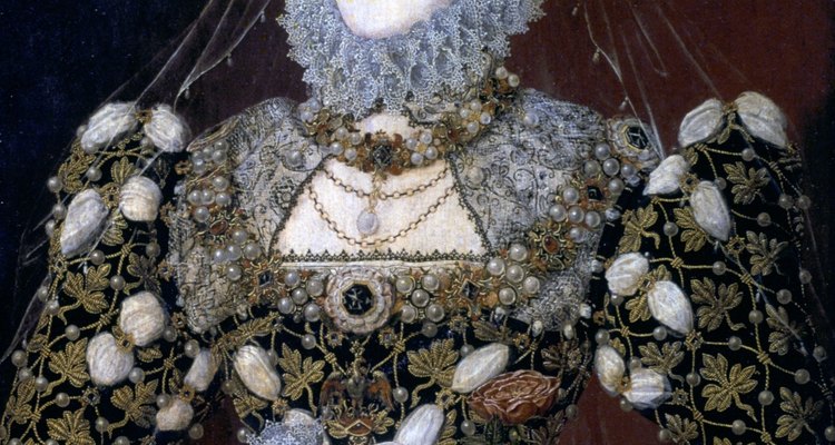 La joven reina Isabel se muestra con un collarín y con mangas muy elaboradas.