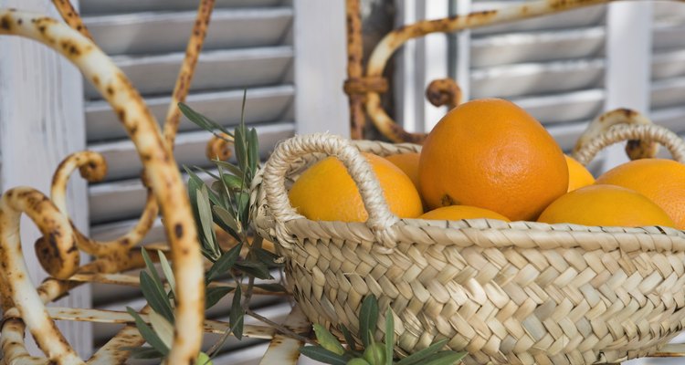 Conserve a casca da laranja secando-a ou congelando-a