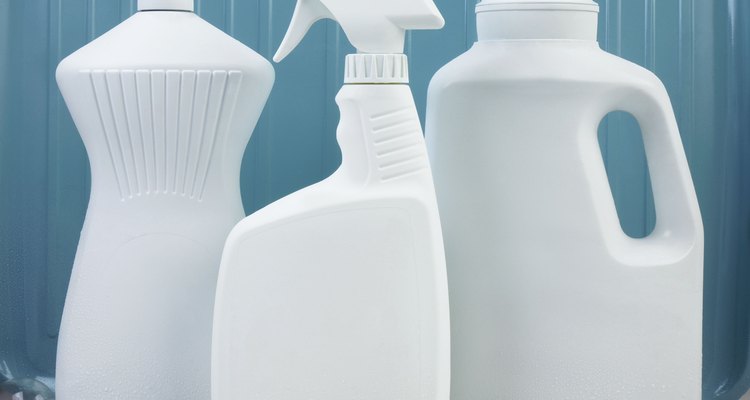 Los limpiadores domésticos comunes contienen químicos peligrosos.