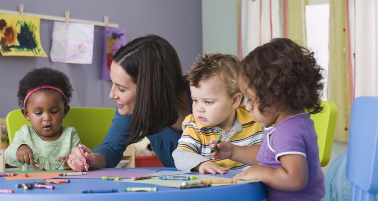 Conversa con la familia y los amigos para recibir consejos sobre los mejores centros de cuidados infantiles en tu área.