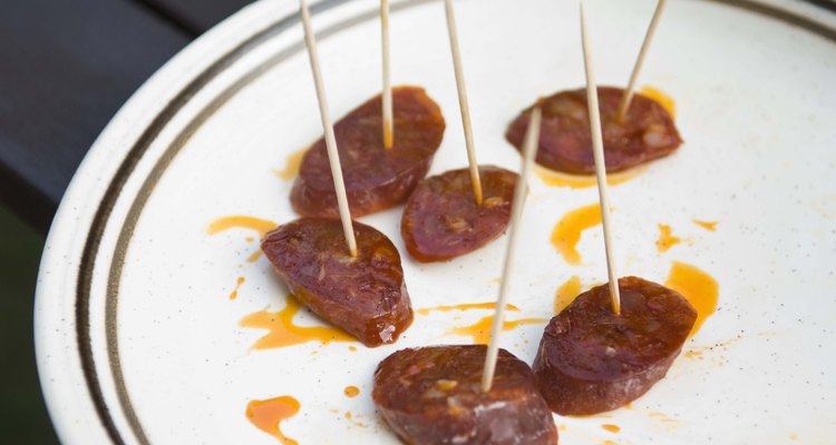 Petiscos de boteco, como calabresa frita e coxinhas, são garantia de acerto