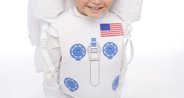 Los astronautas típicamente visten blanco o naranja.