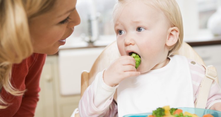 Incrementar los alimentos sólidos le da a tu bebé la nutrición necesaria.