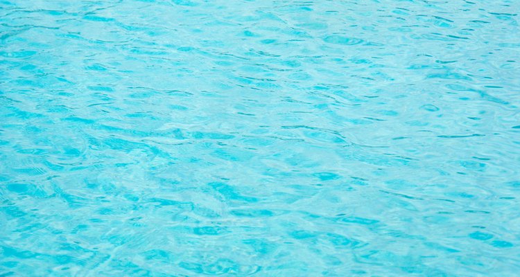 Evite que a água vaze da sua piscina Intex remendando a parte danificada