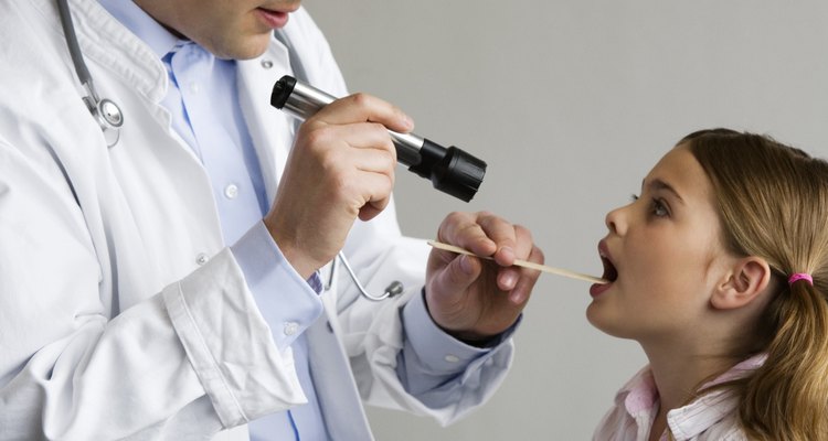 El pediatra evalúa a tu pequeño en las etapas de desarrollo.