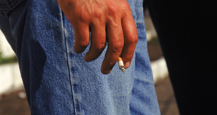 Algunos fumadores no se dan cuenta de que sus dedos siempre huelen a cigarrillo.