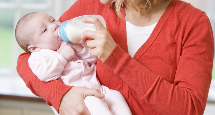 Ya sea con pecho o biberón, alimentar a tu bebé es un momento de unión importante para la mamá y el bebé.
