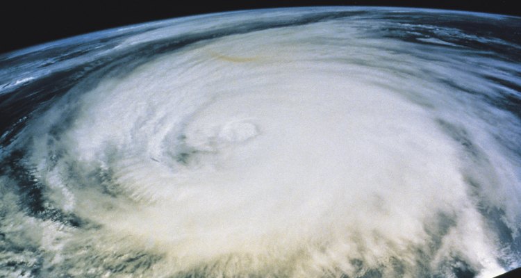 Los huracanas son sistemas de baja presión con actividad lluviosa.