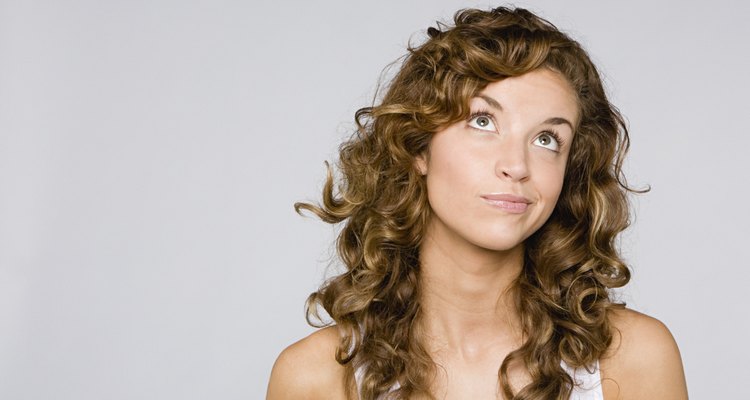 Dar un corte de cabello a una persona que tiene pelo rizado puede ser más difícil y frustrante que cortar pelo lacio.