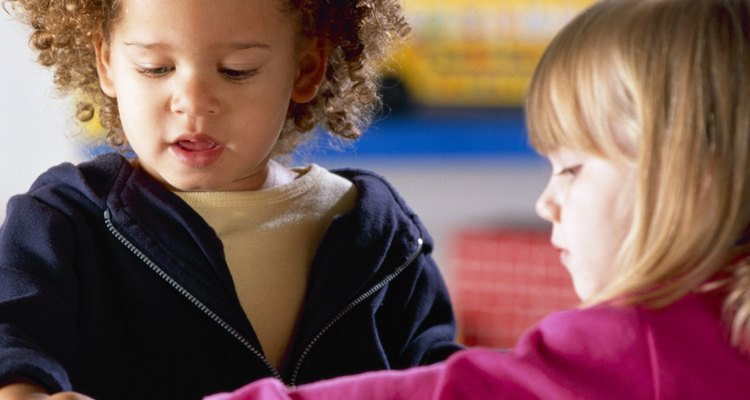 Quebra-cabeças são um exemplo de brinquedo educativo