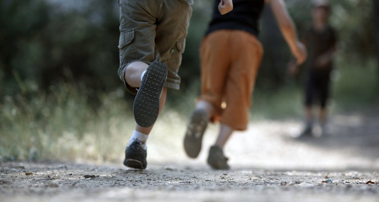 Niños corriendo en relevos.