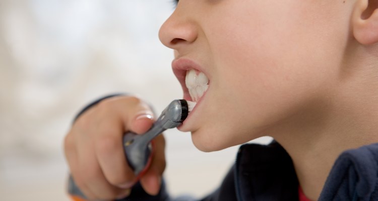 Ensénale a tu hijo hábitos saludables de higiene oral desde una edad temprana.