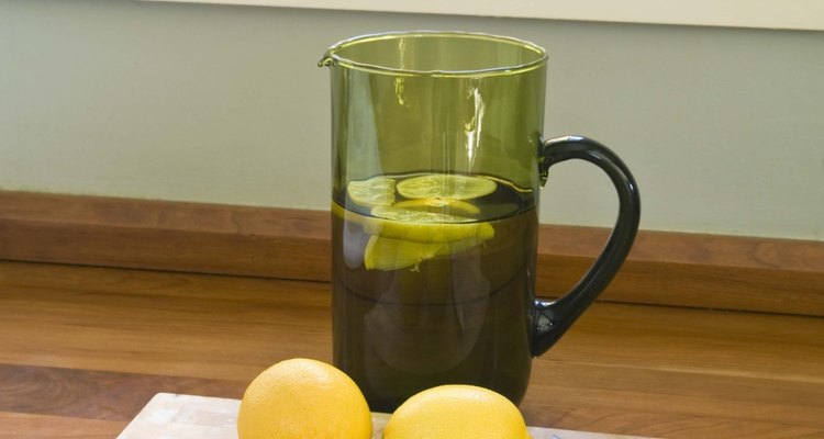 Una jarra de agua helada sabe mucho mejor con una rodaja de limón.