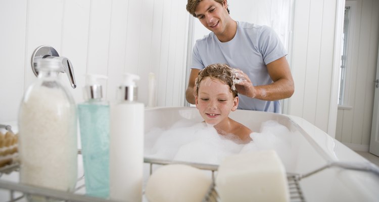 El cabello rizado tiende a ser más seco que el lacio, así que busca shampoos y acondicionadores que hidraten.