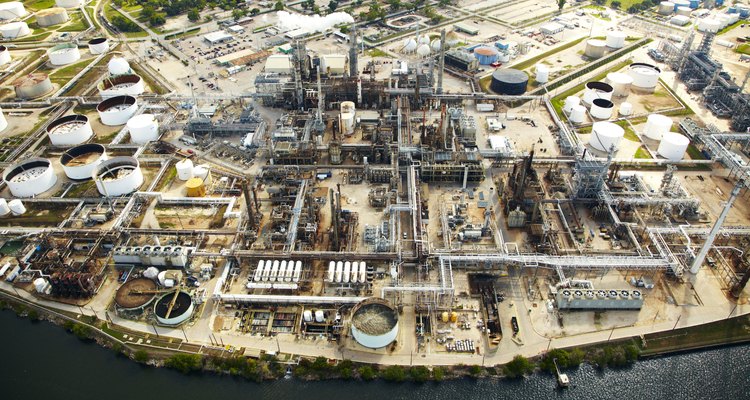 Complexos de manufatura grandes como essa refinaria de petróleo enfrentam as barreiras de saída mais altas