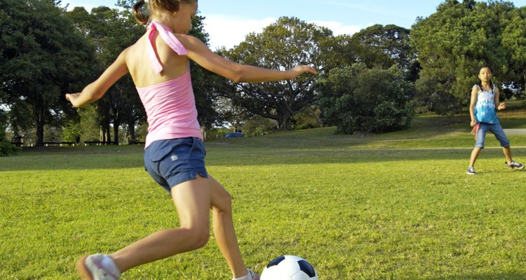 El fútbol (soccer) es una de muchas actividades para niños en Fairhope.