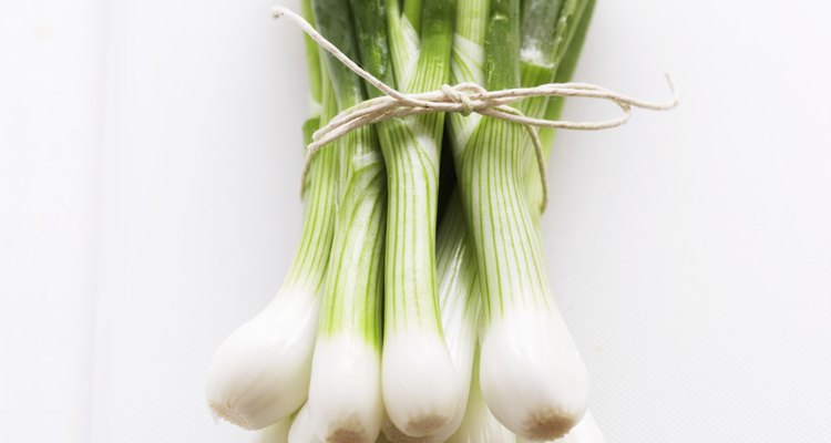 La cebolla verde es un buen aditivo para ensaladas y estofados.