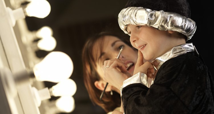 Construye un espejo de maquillaje bien iluminado como los utilizados en Hollywood.