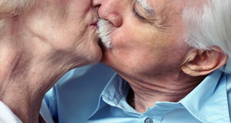 Aprender a beijar usando dentaduras pode levar um pouco de prática