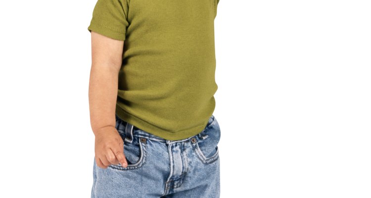 La ropa de niños pequeños debe quedar ajustada y las piernas del pantalón deben ser enrolladas para evitar tropiezos.