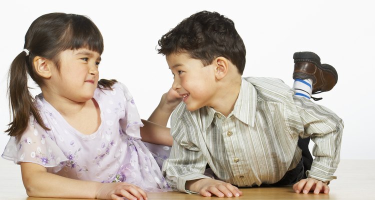 Los hermanos no siempre se llevan bien, pero los padres sólo deben intervenir cuando el problema se intensifica.