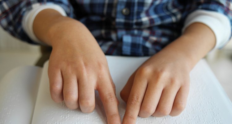 Agencias del área de Sacramento pueden ayudar a los niños con discapacidad visual con la instrucción Braille.