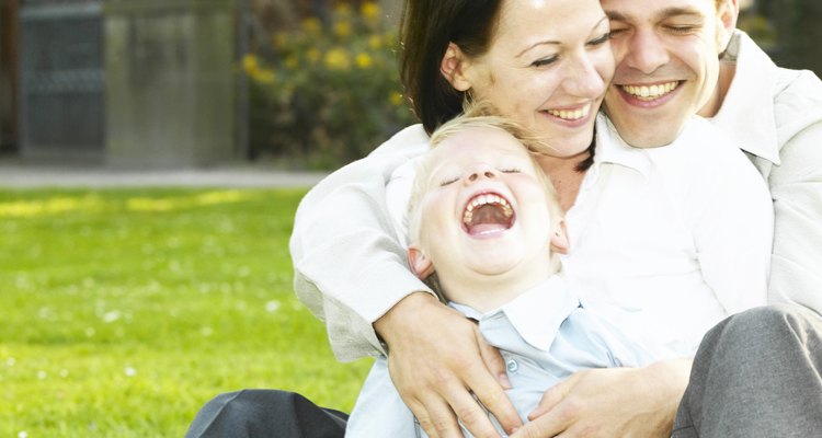 La calidez parental, como el abrazar a un hijo, tiene una influencia en su desarrollo.