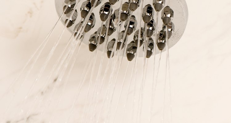 La humedad de las duchas alienta al moho a formarse en los techos de los baños.