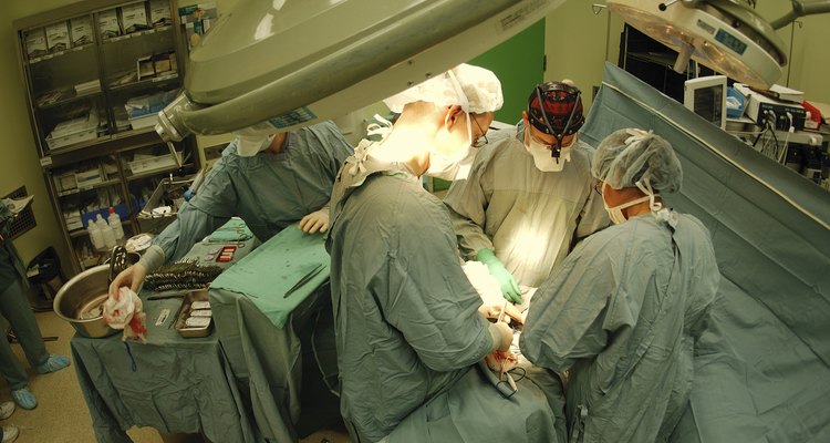 Não flexione o pulso e os dedos ao mesmo tempo durante pelo menos três semanas após a cirurgia.