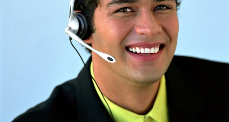 Un telemarketer hace llamadas salientes a los clientes potenciales para vender productos o servicios.
