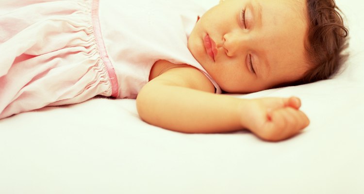 Un niño pequeño necesita la renovación del sueño.