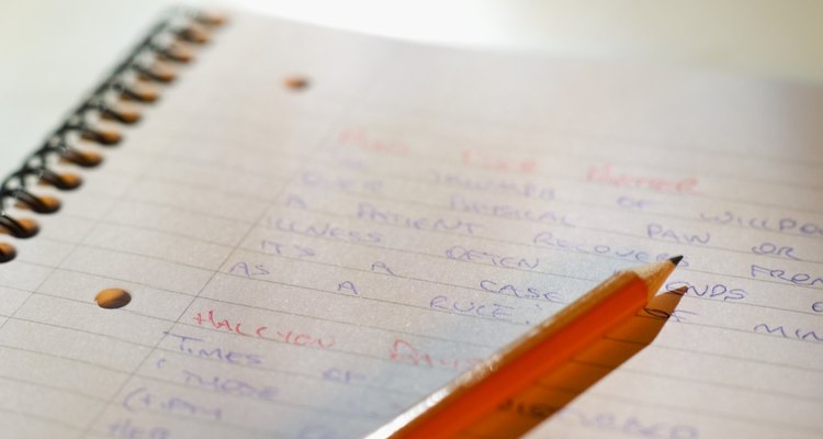 Un bloc de notas y un lápiz son una de las herramientas esenciales de los escritores.