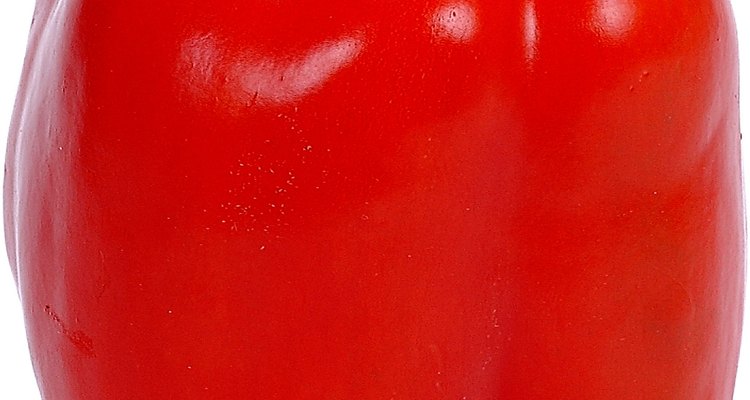Los de mayor consumo son los rojos y verdes, aunque también se puede encontrar en el mercado pimientos amarillos, violetas e incluso negros.