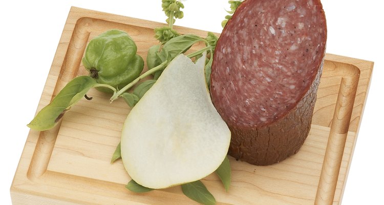 El salame a menudo está cubierto por un moho que es seguro para consumir.