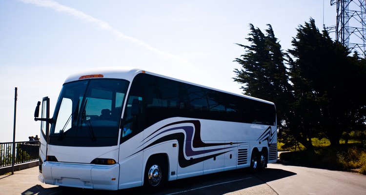 Os ônibus de turismo costumam ter banheiros para os passageiros