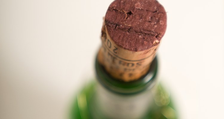 Evite que seu vinho estrague colocando a rolha de volta na garrafa