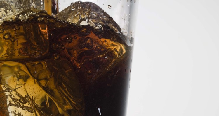 Una mancha de cola puede arruinar el aspecto de un sofá.