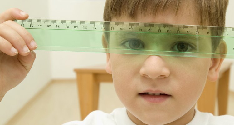 Da a cada uno de tus estudiantes su propia regla para medir centímetros, pulgadas y milímetros.