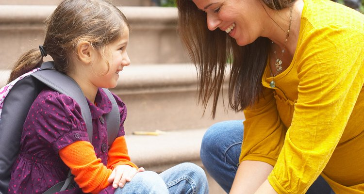 Averigua por qué tu hijo se niega a ir a la escuela y aborda el problema directamente.