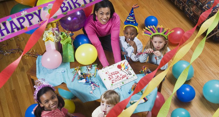 Saiba escolher os itens que irá colocar na sacolinha surpresa de uma festa infantil