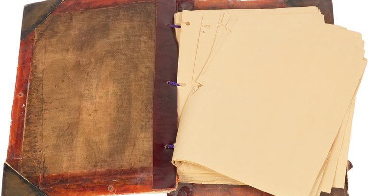 Dale al papel un aspecto antiguo usando simples ingredientes que tienes en tu casa.